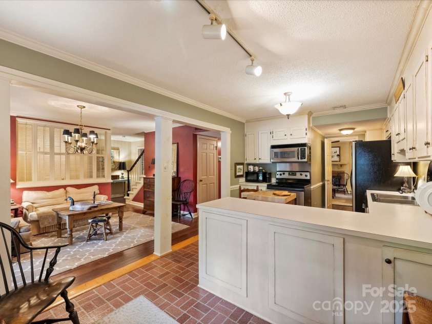 4464 Mullens Ford Road, Charlotte, NC 28226.  MLS# CAR4255434, YatesRealty ID 11596. Kitchen