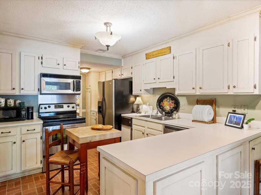 4464 Mullens Ford Road, Charlotte, NC 28226.  MLS# CAR4255434, YatesRealty ID 11596. Kitchen