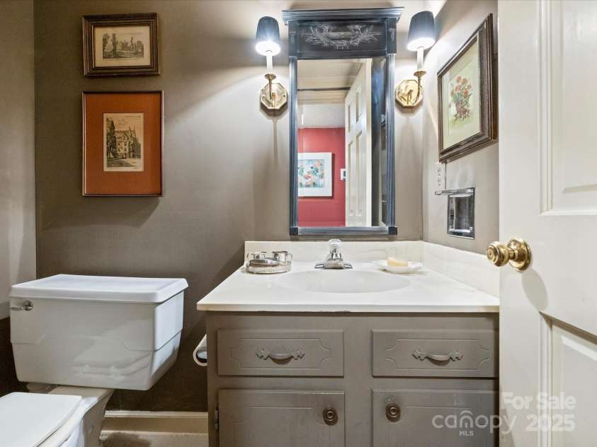 4464 Mullens Ford Road, Charlotte, NC 28226.  MLS# CAR4255434, YatesRealty ID 11596. Powder Room