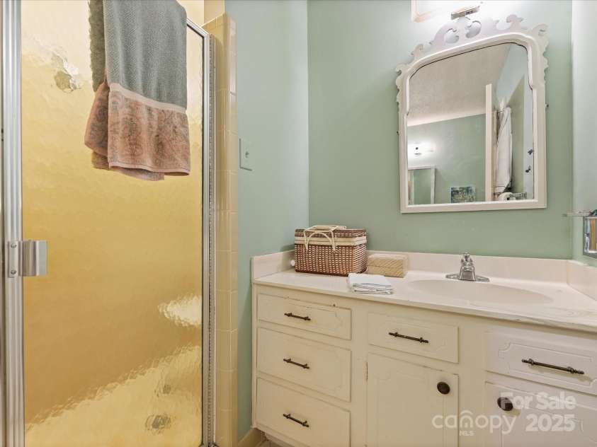 4464 Mullens Ford Road, Charlotte, NC 28226.  MLS# CAR4255434, YatesRealty ID 11596. Primary Bathroom