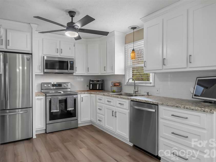 1757 Castlewood Court, Hickory, NC 28602.  MLS# CAR4357839, YatesRealty ID 11597. 