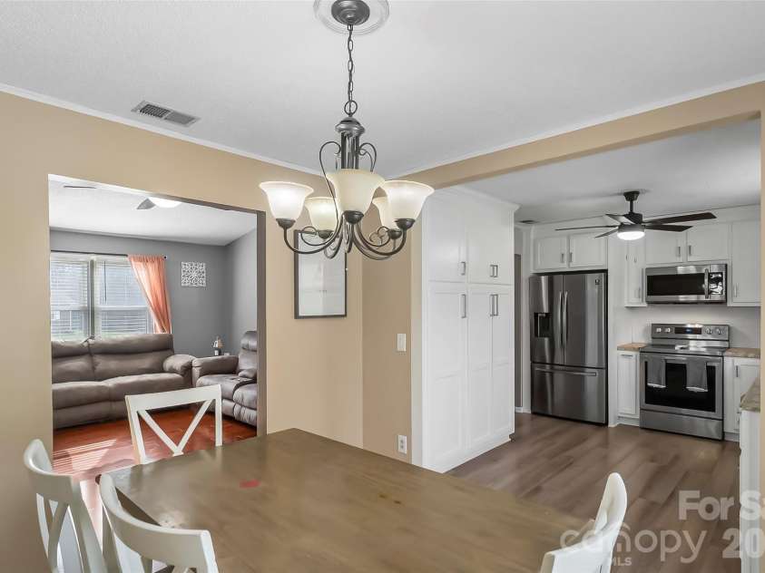 1757 Castlewood Court, Hickory, NC 28602.  MLS# CAR4357839, YatesRealty ID 11597. 