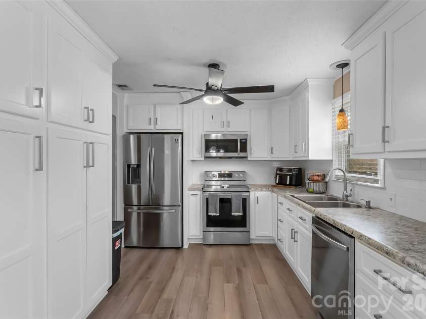 1757 Castlewood Court, Hickory, NC 28602.  MLS# CAR4357839, YatesRealty ID 11597. 