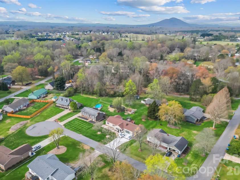 1757 Castlewood Court, Hickory, NC 28602.  MLS# CAR4357839, YatesRealty ID 11597. 