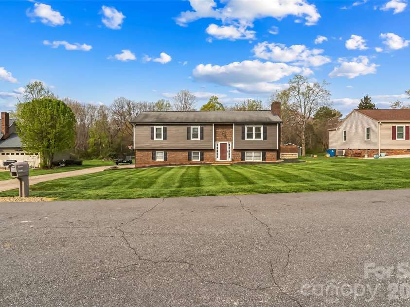 1757 Castlewood Court, Hickory, NC 28602.  MLS# CAR4357839, YatesRealty ID 11597. 