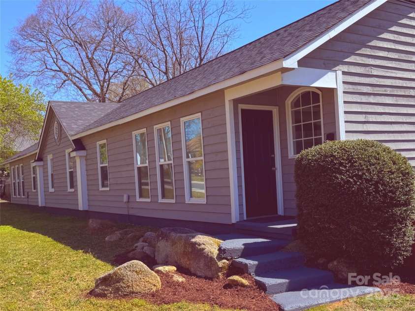 130 Charlotte Street, Mooresville, NC 28115.  MLS# CAR4228637, YatesRealty ID 11599. 