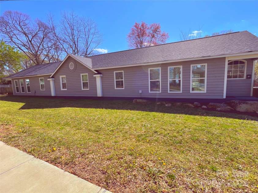 130 Charlotte Street, Mooresville, NC 28115.  MLS# CAR4228637, YatesRealty ID 11599. 