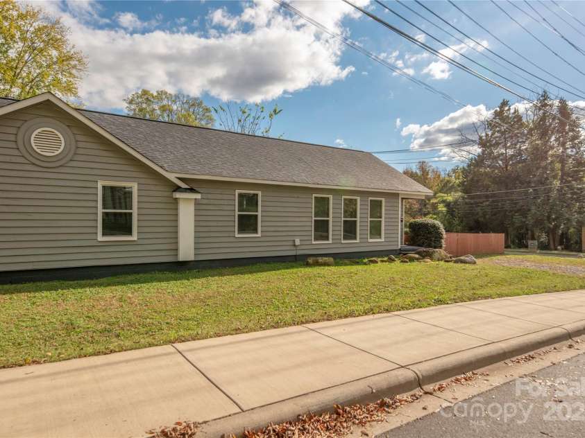 130 Charlotte Street, Mooresville, NC 28115.  MLS# CAR4228637, YatesRealty ID 11599. 