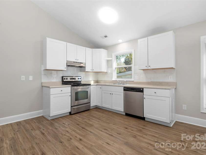 130 Charlotte Street, Mooresville, NC 28115.  MLS# CAR4228637, YatesRealty ID 11599. 