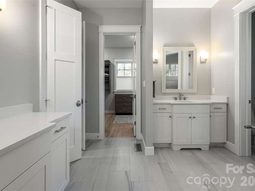 450 Barrington Drive, Asheville, NC 28803.  MLS# CAR4357746, YatesRealty ID 11599. 