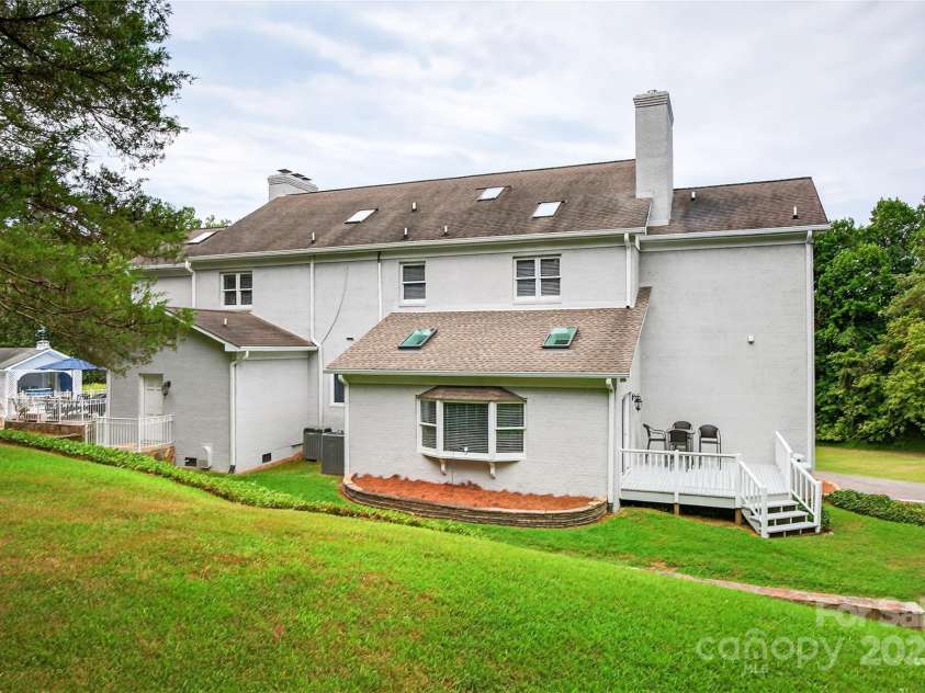 4141 Shattalon Drive, Winston Salem, NC 27106.  MLS# CAR4288994, YatesRealty ID 116. 