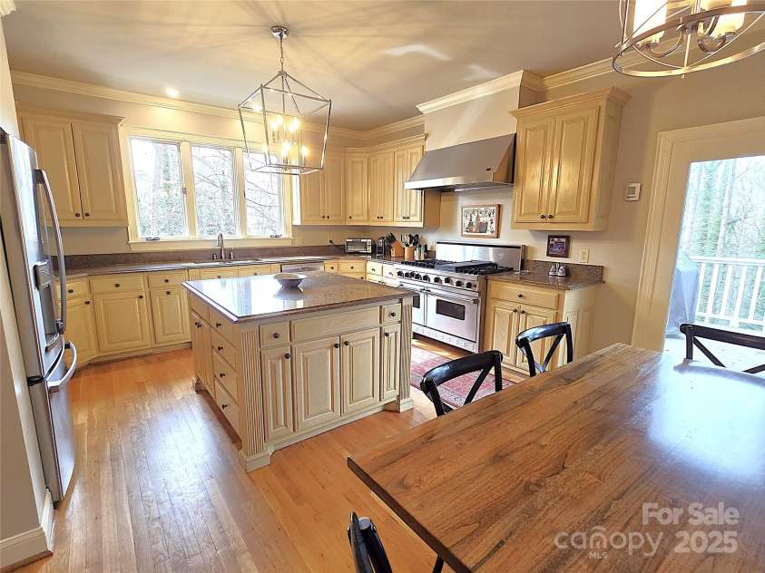 720 9th Avenue, Hickory, NC 28601.  MLS# CAR4224542, YatesRealty ID 1160. 