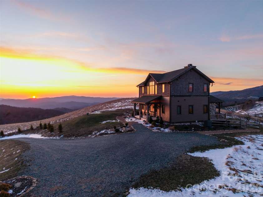 352 Great Sky Drive, Banner Elk, NC 28604.  MLS# CAR4357717, YatesRealty ID 11602. 