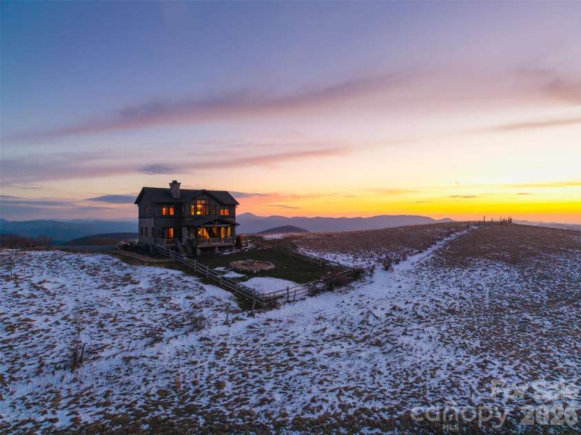 352 Great Sky Drive, Banner Elk, NC 28604.  MLS# CAR4357717, YatesRealty ID 11602. 