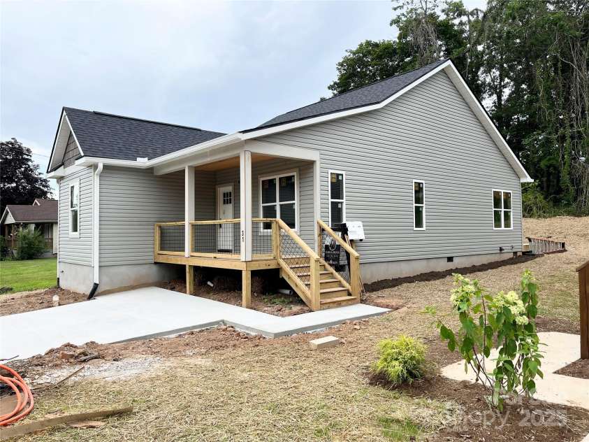 31 White Avenue, Asheville, NC 28803.  MLS# CAR4253331, YatesRealty ID 11606. 