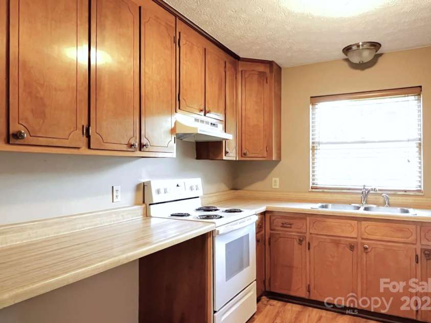 35 Capri Lane, Hendersonville, NC 28791.  MLS# CAR4273760, YatesRealty ID 11608. 