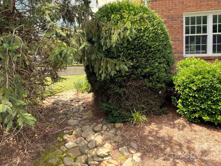 35 Capri Lane, Hendersonville, NC 28791.  MLS# CAR4273760, YatesRealty ID 11608. 