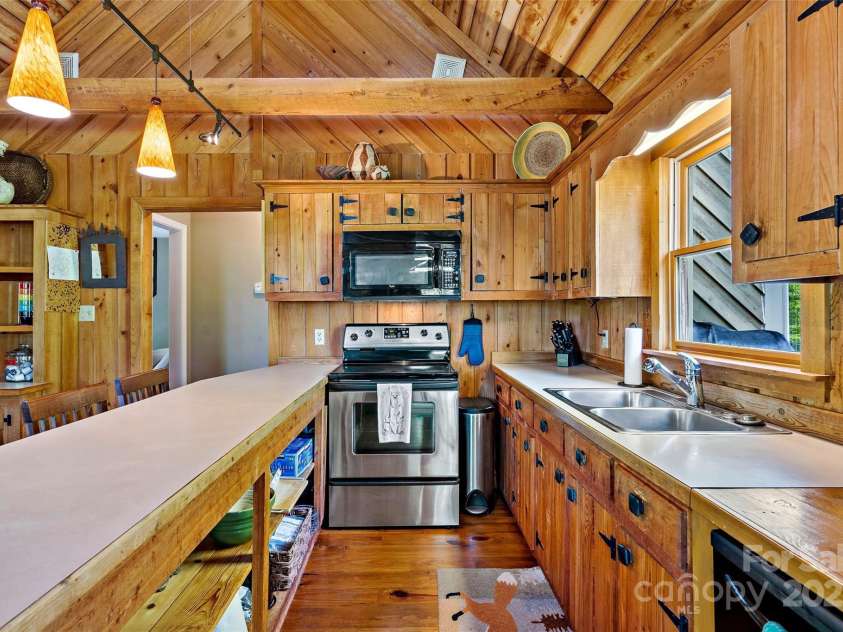 1795 Mckenzie Way, Old Fort, NC 28762.  MLS# CAR4256419, YatesRealty ID 11609. Easily entertain friends and family while cooking and dining in this kitchen.