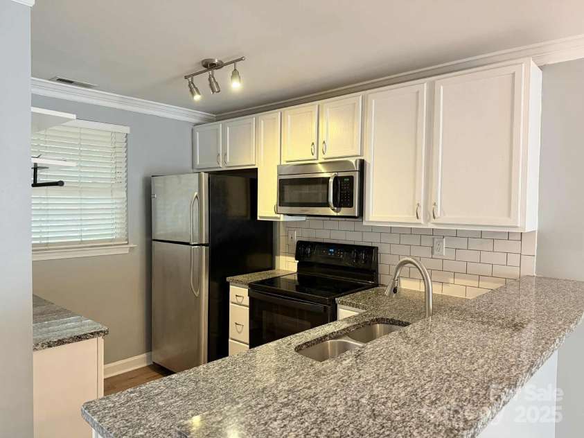 1218 Green Oaks Lane, Charlotte, NC 28205.  MLS# CAR4311508, YatesRealty ID 1161. 