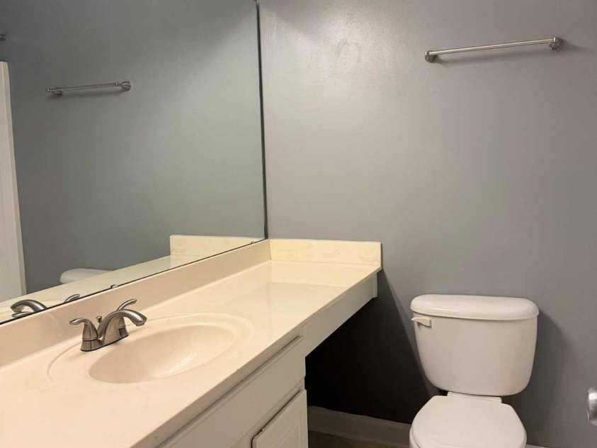 1218 Green Oaks Lane, Charlotte, NC 28205.  MLS# CAR4311508, YatesRealty ID 1161. Full Bathroom