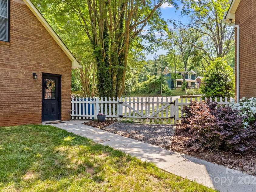 341 Mulberry Street, Statesville, NC 28677.  MLS# CAR4255510, YatesRealty ID 11613. 
