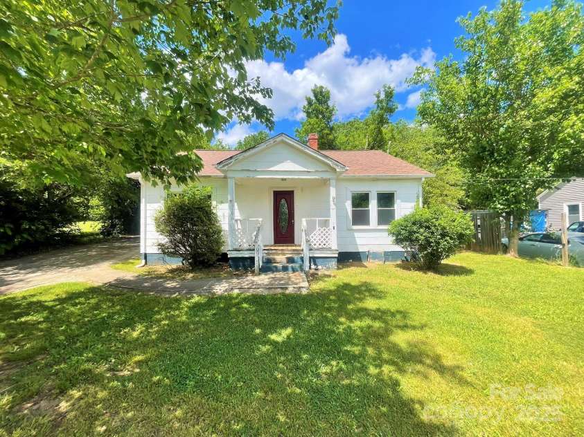 736 7th Avenue, Hickory, NC 28602.  MLS# CAR4255078, YatesRealty ID 11615. 