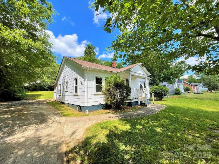 736 7th Avenue, Hickory, NC 28602.  MLS# CAR4255078, YatesRealty ID 11615. 