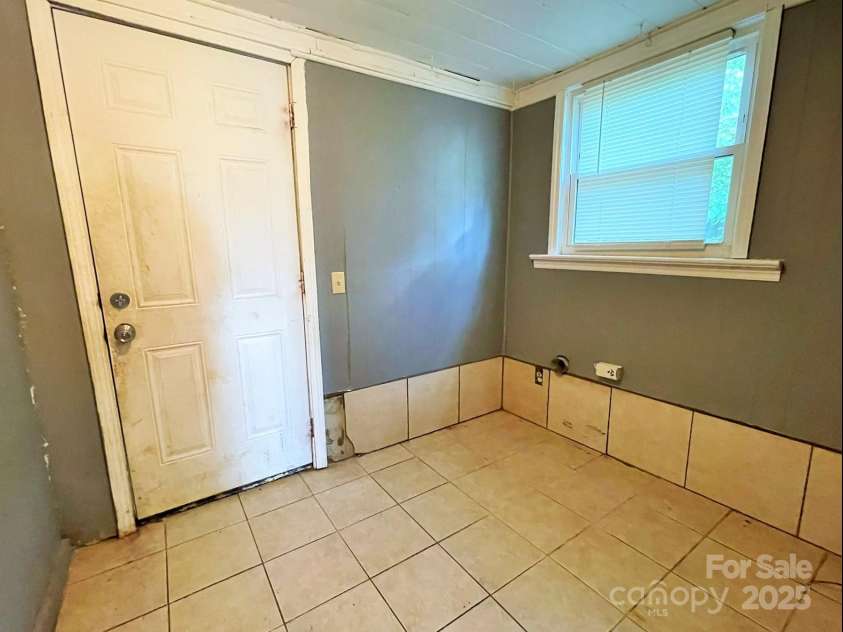 736 7th Avenue, Hickory, NC 28602.  MLS# CAR4255078, YatesRealty ID 11615. 