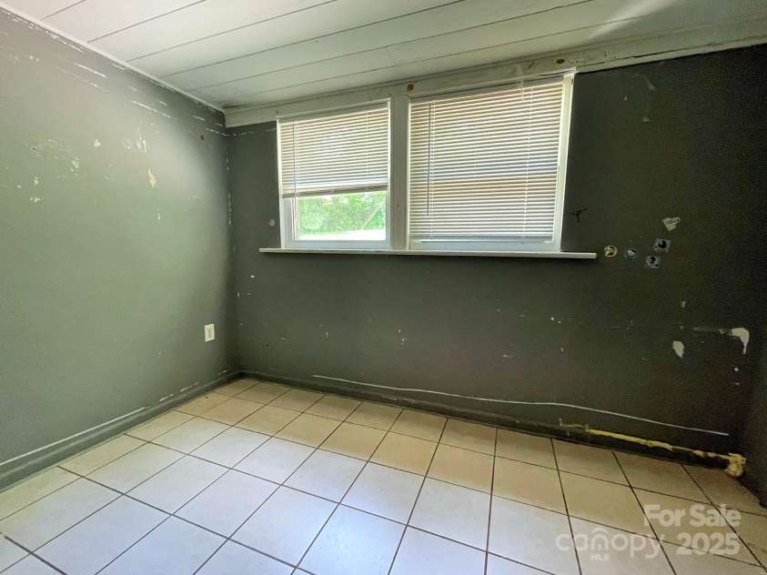 736 7th Avenue, Hickory, NC 28602.  MLS# CAR4255078, YatesRealty ID 11615. 