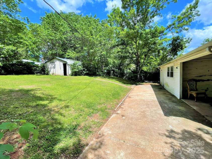 736 7th Avenue, Hickory, NC 28602.  MLS# CAR4255078, YatesRealty ID 11615. 