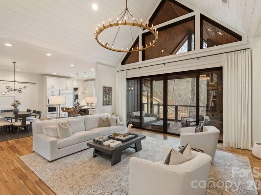 692 Lost Trail, Highlands, NC 28741.  MLS# CAR4360852, YatesRealty ID 11617. Great Room