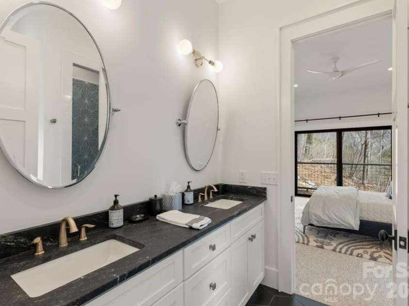 692 Lost Trail, Highlands, NC 28741.  MLS# CAR4360852, YatesRealty ID 11617. Jack-n-Jill Bath for Guests