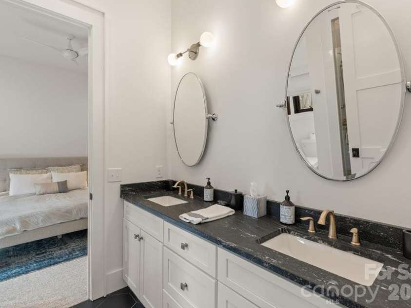 692 Lost Trail, Highlands, NC 28741.  MLS# CAR4360852, YatesRealty ID 11617. Jack-n-Jill Bath for Guests