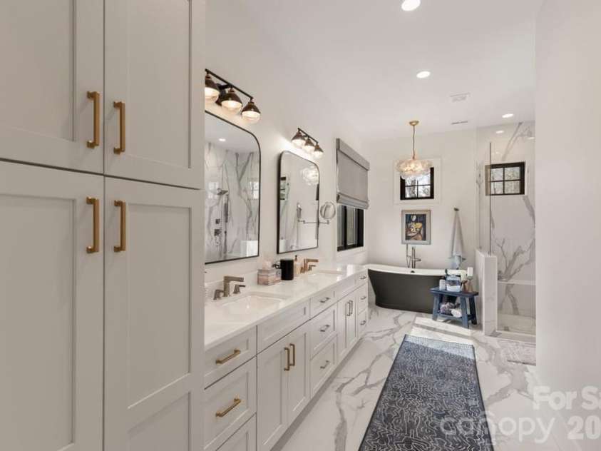 692 Lost Trail, Highlands, NC 28741.  MLS# CAR4360852, YatesRealty ID 11617. Primary Ensuite Bath