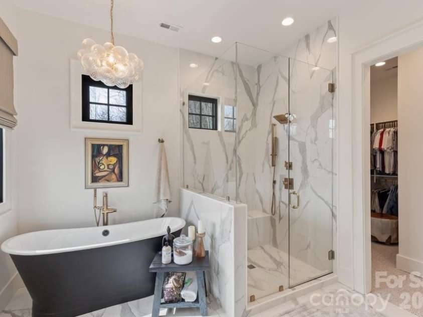 692 Lost Trail, Highlands, NC 28741.  MLS# CAR4360852, YatesRealty ID 11617. Primary Ensuite Bath