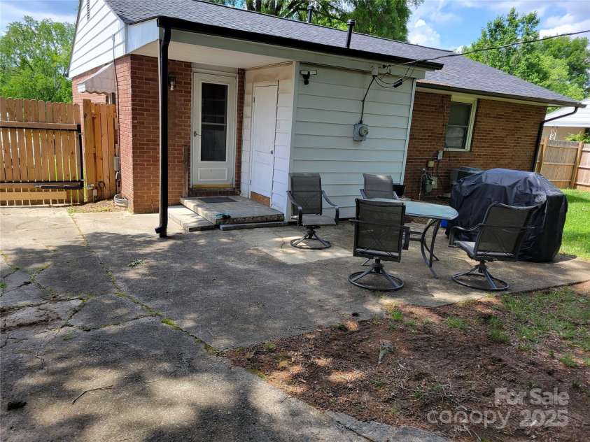 2939 Lasalle Street, Charlotte, NC 28216.  MLS# CAR4256690, YatesRealty ID 11622. 