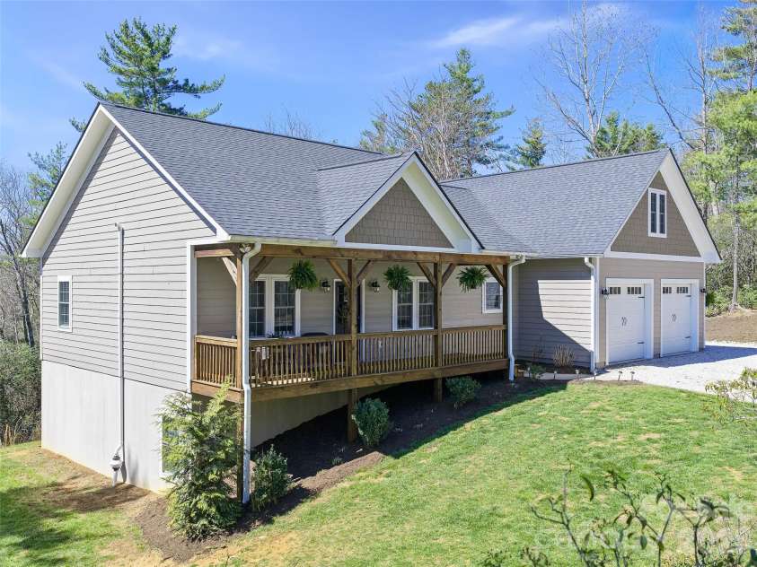 111 Wipprecht Drive, Spruce Pine, NC 28777.  MLS# CAR4361274, YatesRealty ID 11623. 