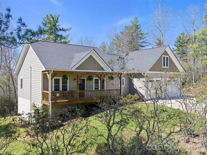 111 Wipprecht Drive, Spruce Pine, NC 28777.  MLS# CAR4361274, YatesRealty ID 11623. 