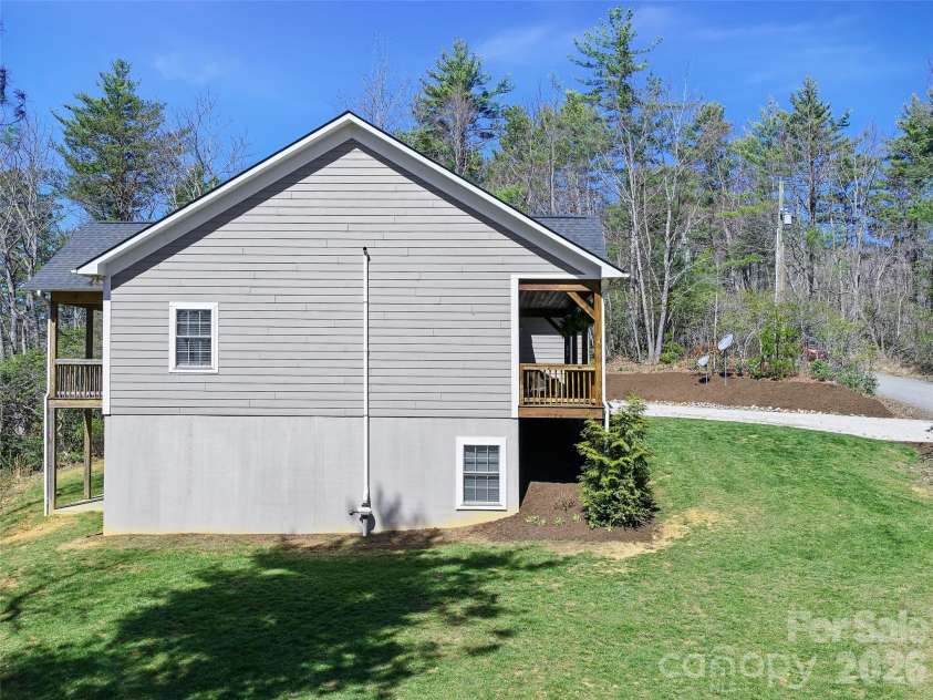 111 Wipprecht Drive, Spruce Pine, NC 28777.  MLS# CAR4361274, YatesRealty ID 11623. 