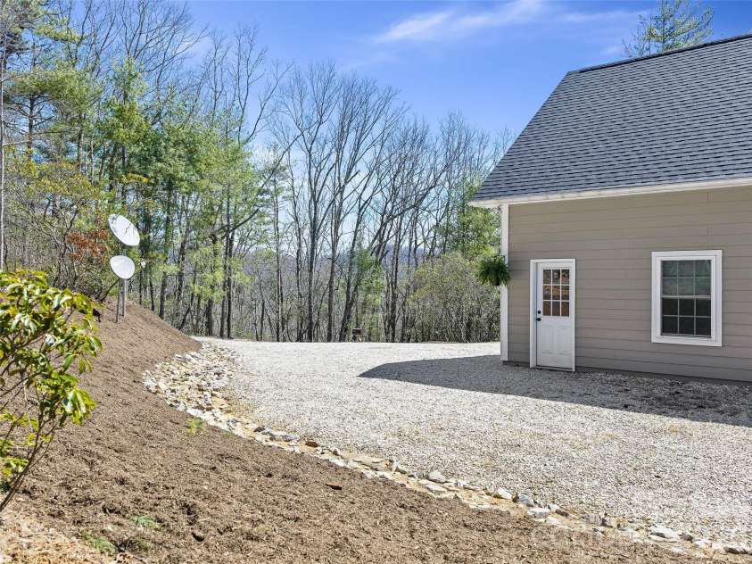 111 Wipprecht Drive, Spruce Pine, NC 28777.  MLS# CAR4361274, YatesRealty ID 11623. 