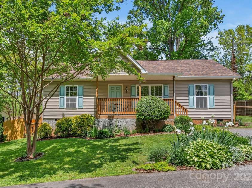 11 Louisville Place, Asheville, NC 28806.  MLS# CAR4255384, YatesRealty ID 11624. 