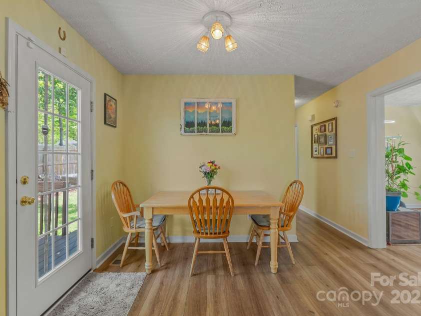 11 Louisville Place, Asheville, NC 28806.  MLS# CAR4255384, YatesRealty ID 11624. 