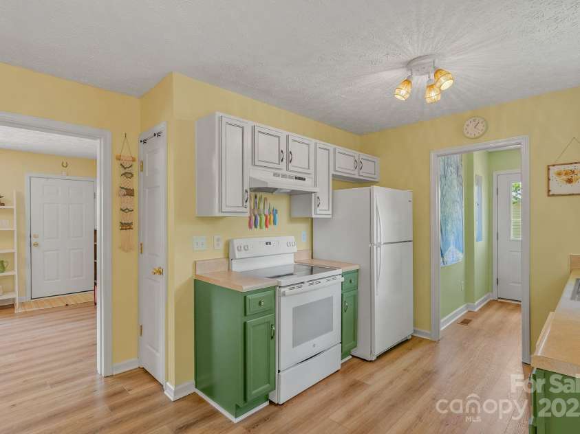 11 Louisville Place, Asheville, NC 28806.  MLS# CAR4255384, YatesRealty ID 11624. 