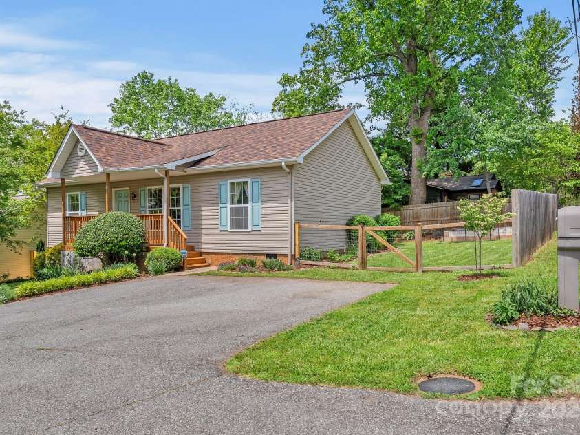 11 Louisville Place, Asheville, NC 28806.  MLS# CAR4255384, YatesRealty ID 11624. 