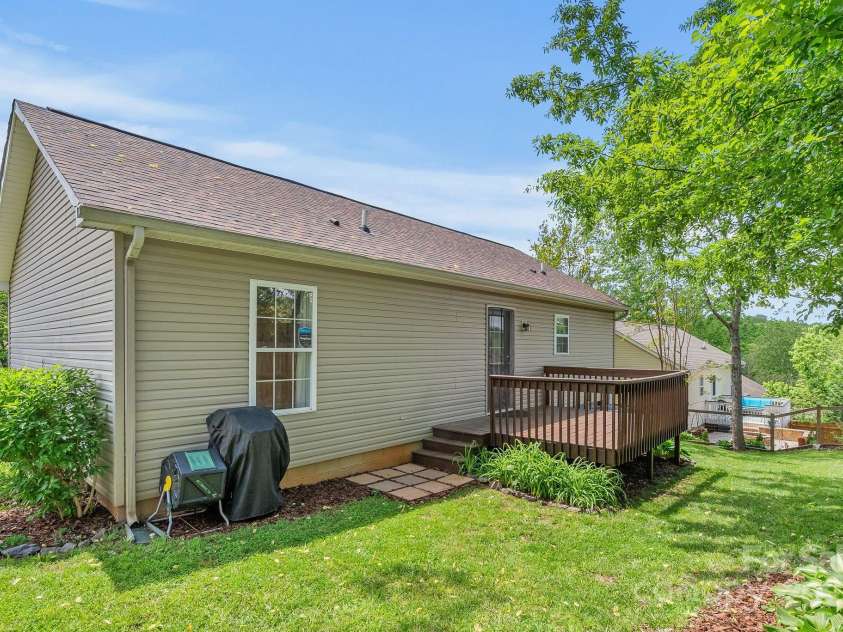 11 Louisville Place, Asheville, NC 28806.  MLS# CAR4255384, YatesRealty ID 11624. 