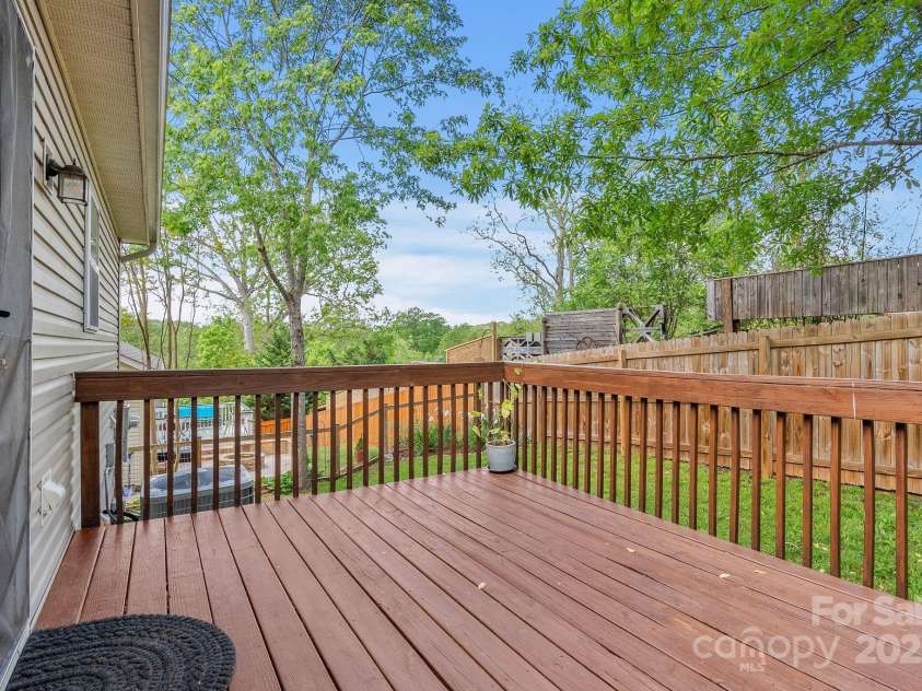 11 Louisville Place, Asheville, NC 28806.  MLS# CAR4255384, YatesRealty ID 11624. 