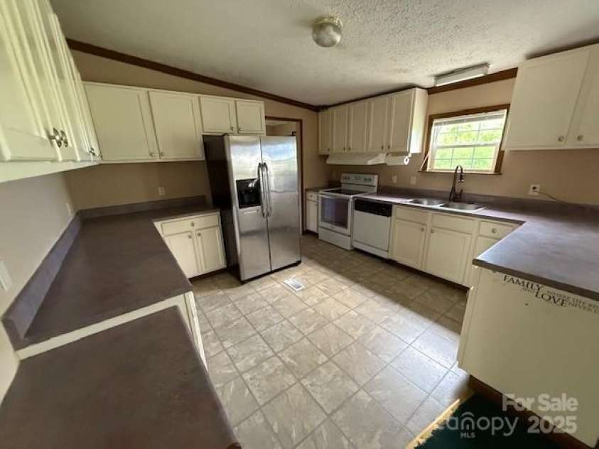 257 River Crest Drive, Flat Rock, NC 28731.  MLS# CAR4253564, YatesRealty ID 11625. 