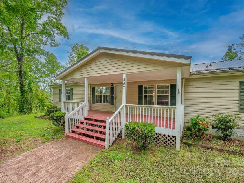 257 River Crest Drive, Flat Rock, NC 28731.  MLS# CAR4253564, YatesRealty ID 11625. 
