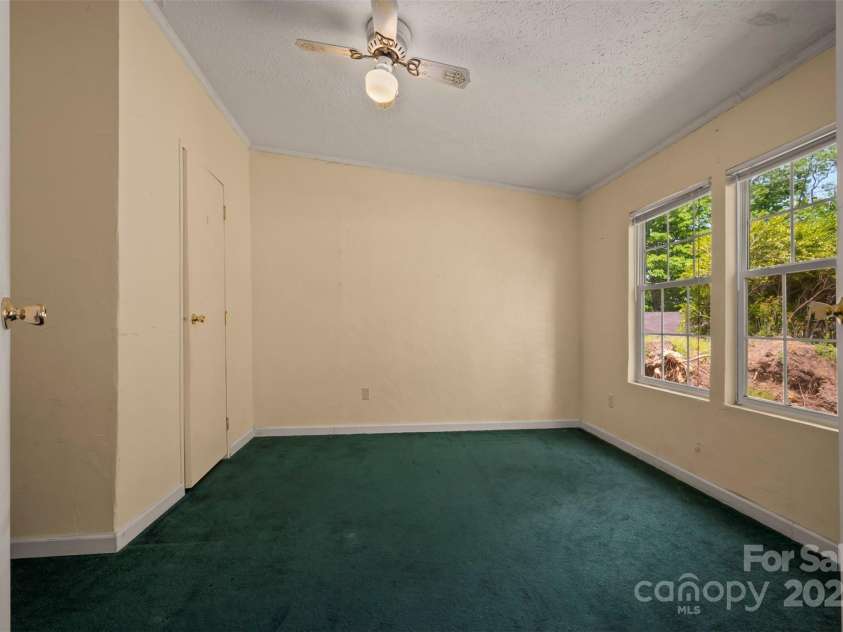 257 River Crest Drive, Flat Rock, NC 28731.  MLS# CAR4253564, YatesRealty ID 11625. 