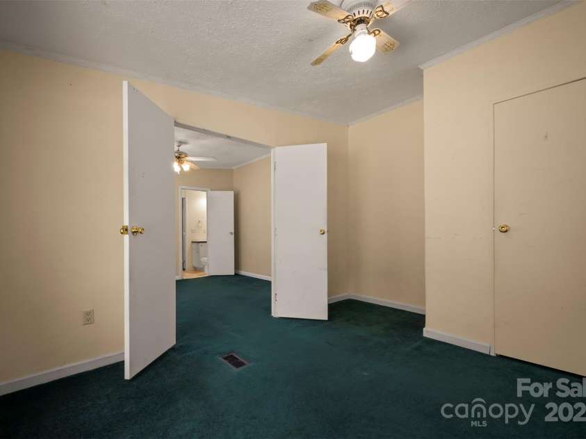 257 River Crest Drive, Flat Rock, NC 28731.  MLS# CAR4253564, YatesRealty ID 11625. 